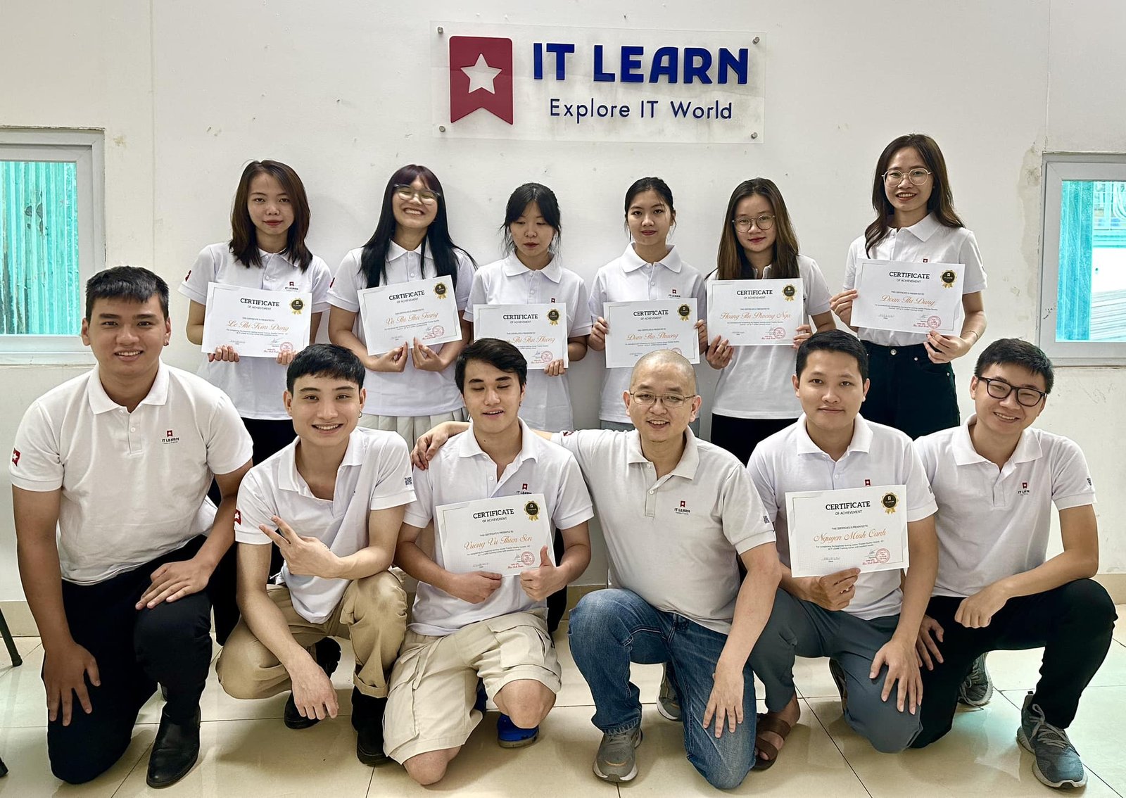 Tập thể học viên khóa Tester IT LEARN nhận chứng chỉ tốt nghiệp 2024