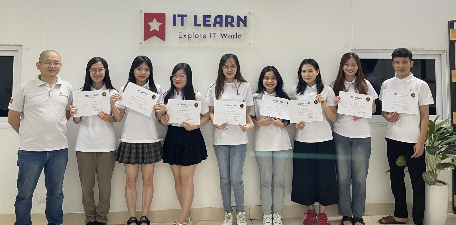 Lễ tốt nghiệp khóa Manual Testing — học viên IT LEARN cùng giảng viên