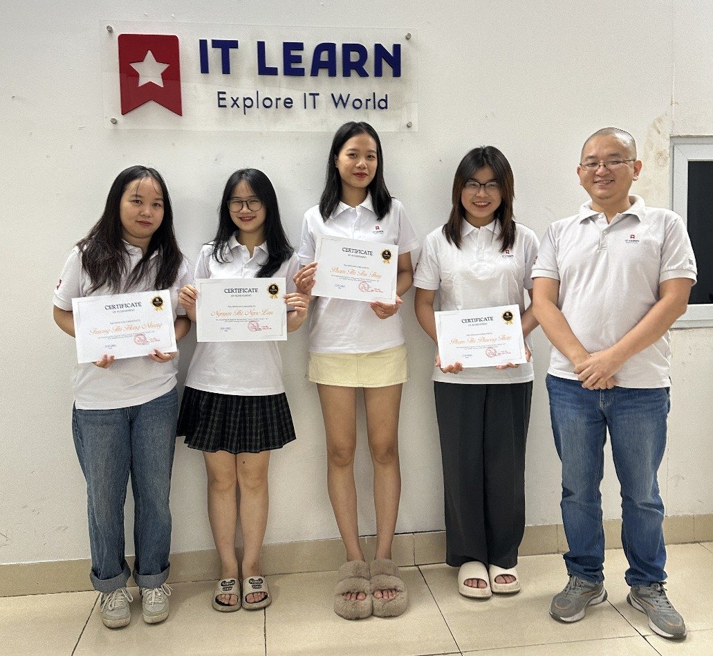 Lễ trao chứng chỉ học viên khóa Tester tại văn phòng IT LEARN