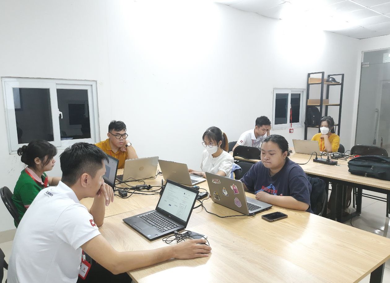 Lớp thực hành Tester buổi tối tại IT LEARN — mỗi học viên 1 laptop làm bài tập