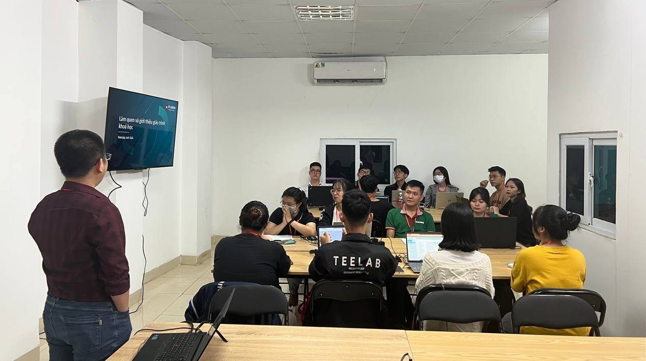 Mentor IT LEARN giảng bài cho lớp thực chiến tester buổi tối